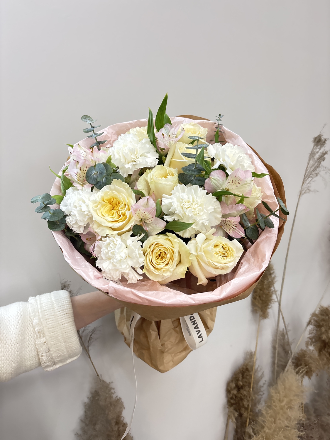 Розы с белоснежными диантусами