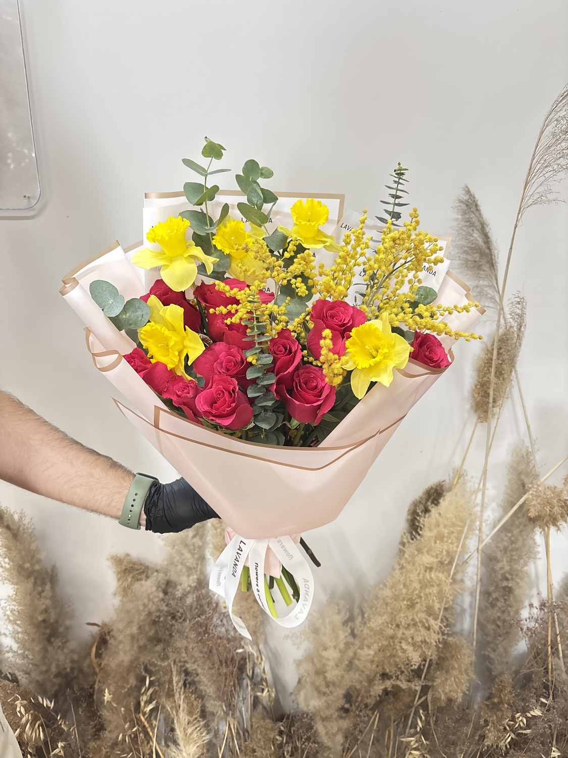 Роза с мимозой