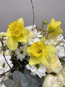 Букет с нарциссами и пионовидными розами
