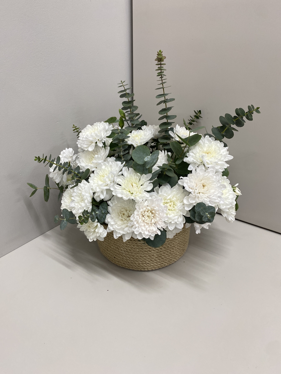Корзинка с хризантемой и эвкалиптом