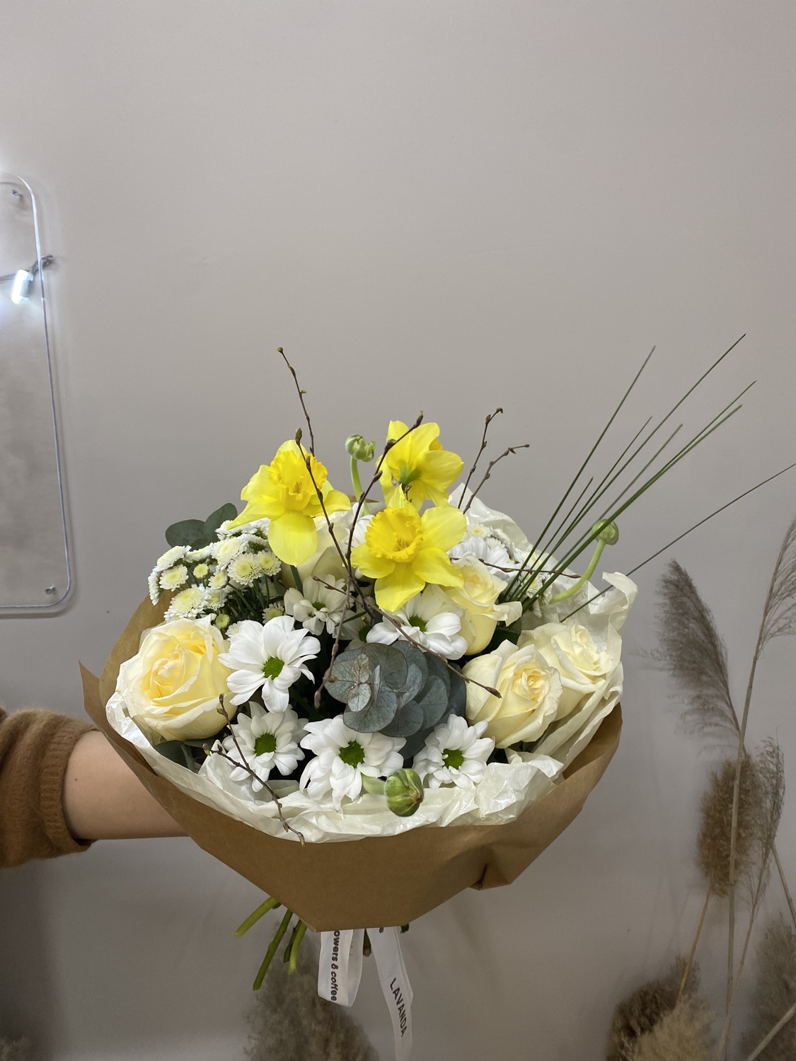 Букет с нарциссами и пионовидными розами