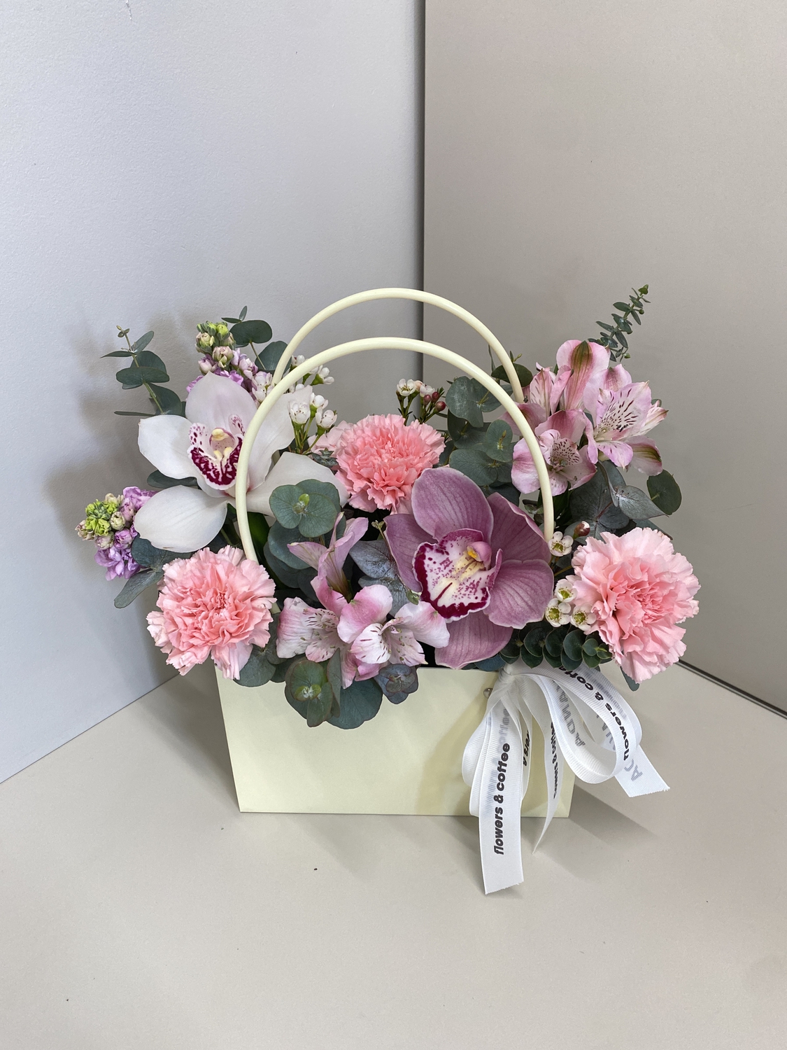 Композиция с орхидеей и хамелациумом