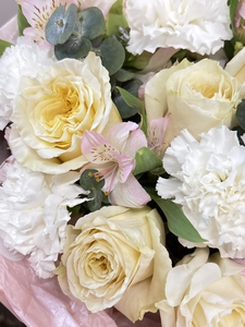 Розы с белоснежными диантусами