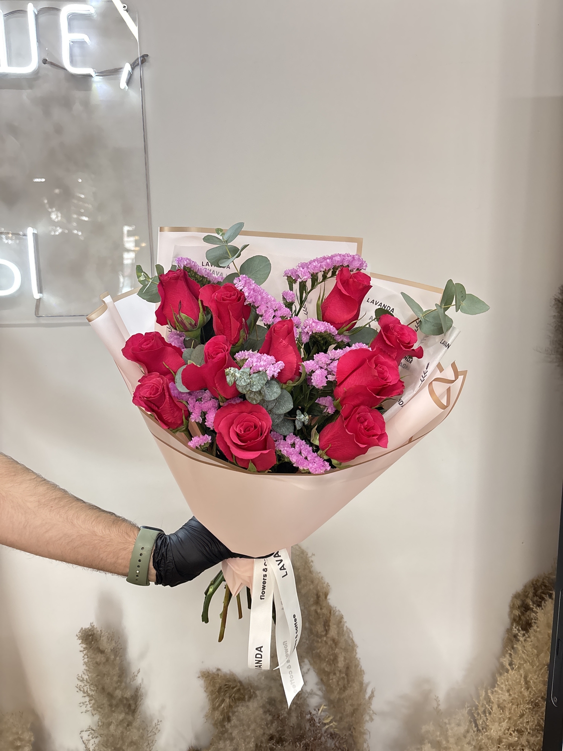 Роза со статицей