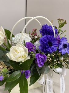 Композиция с ароматной фрезией и анемонами