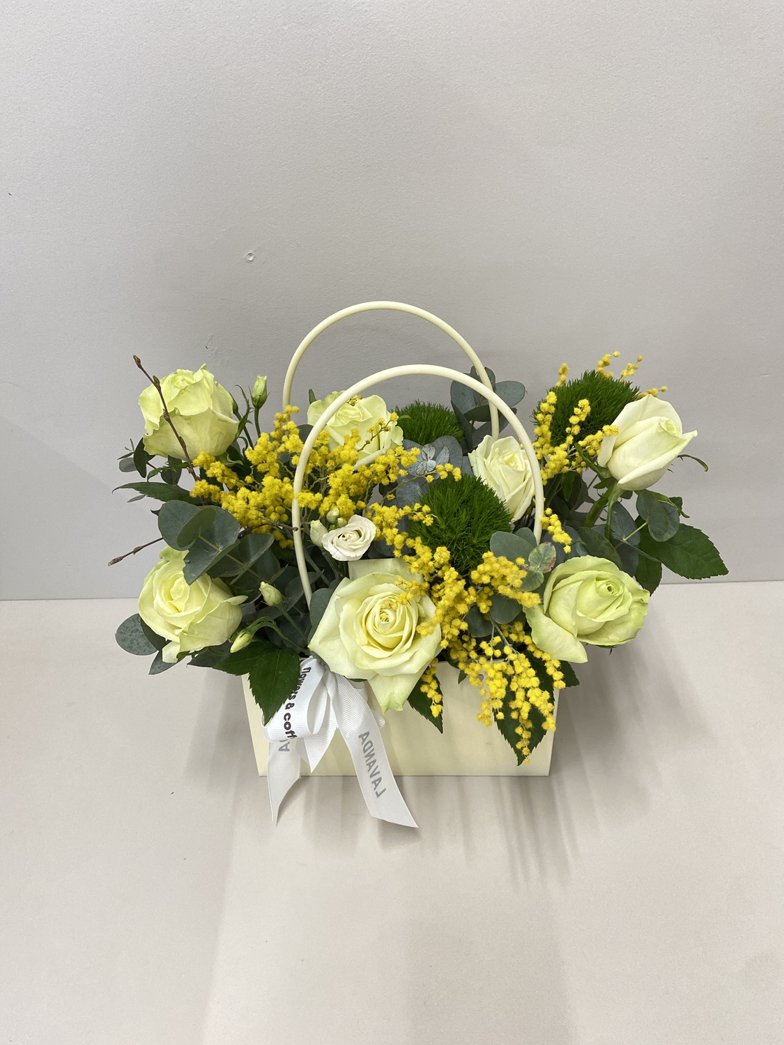 Композиция с мимозой и розами