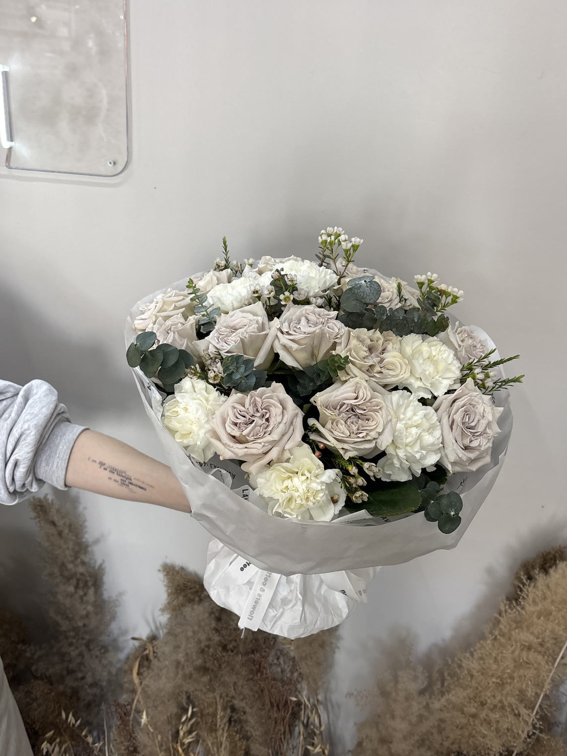 Букет с серыми розами