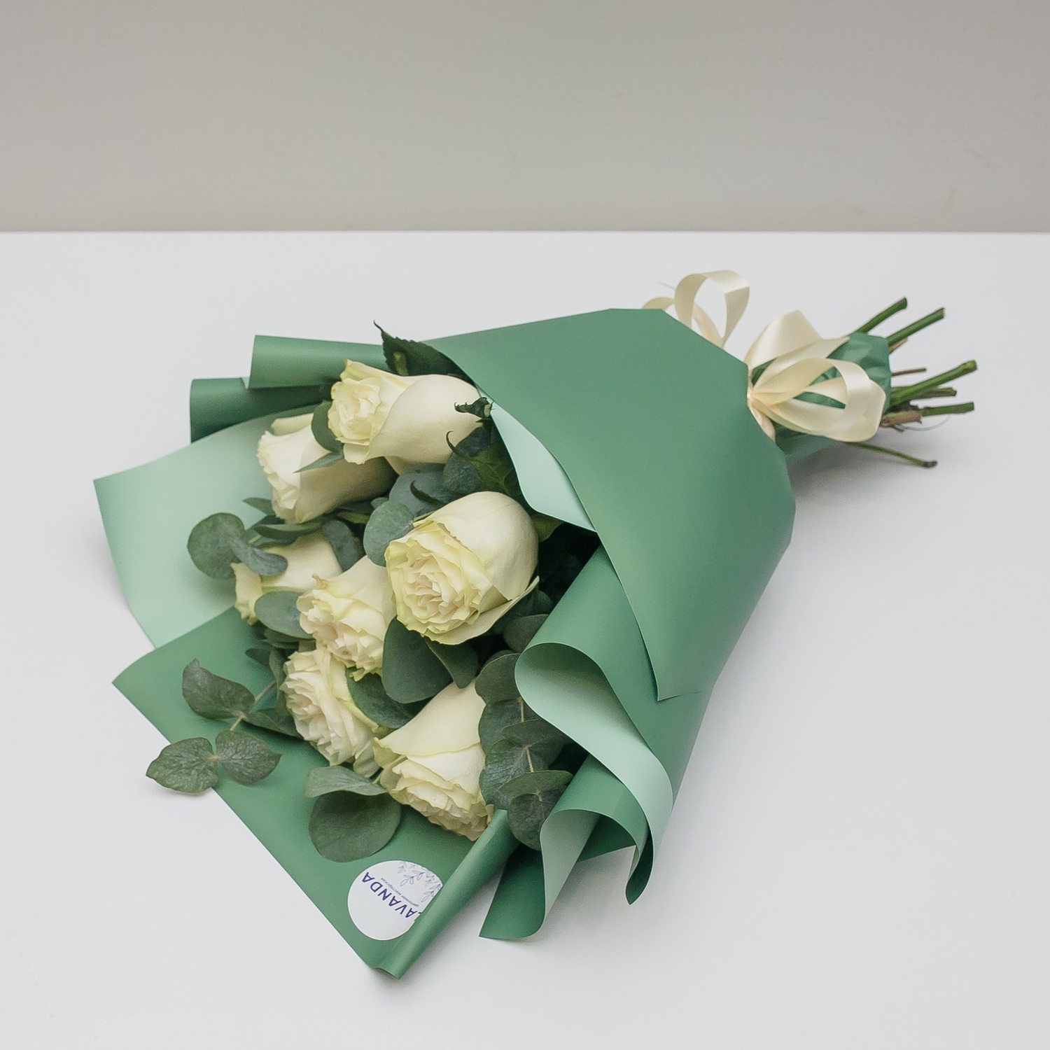 Букет белых роз в стильной пленке с эвкалиптом