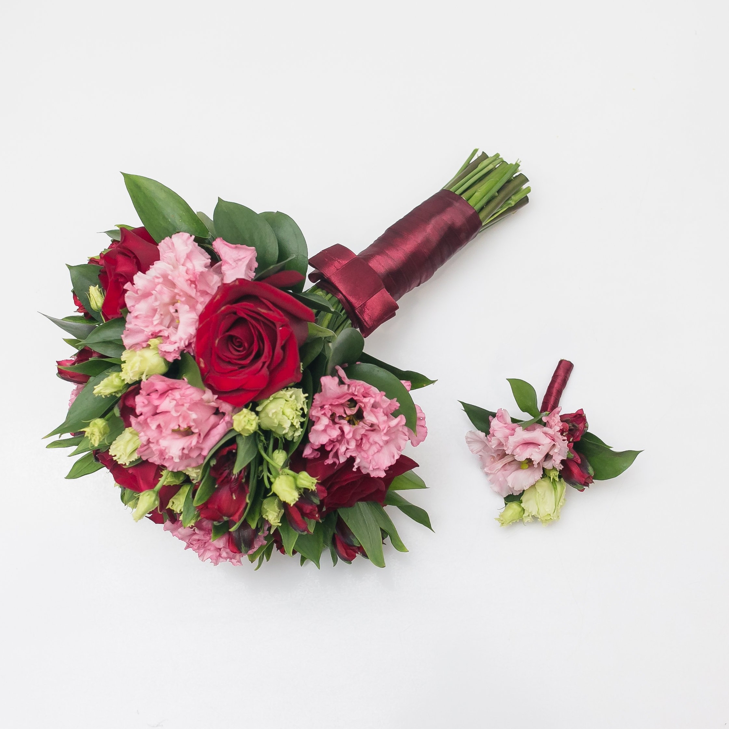 Букет невесты и бутоньерка из красных роз и альстромерий