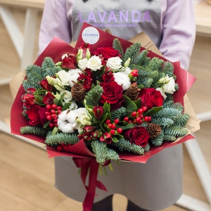 Зимний букет красных роз с хлопком и нобилисом
