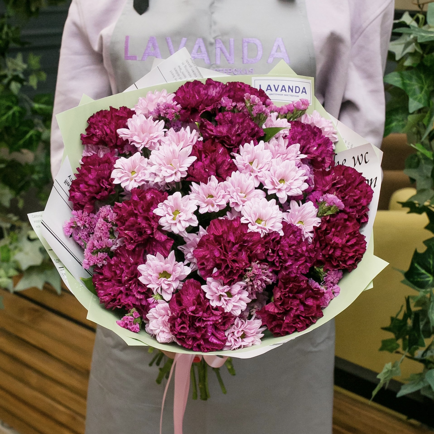 Букет бордовых диантусов и розовых хризантем со статицей